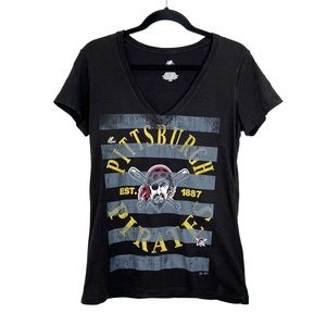 MAJESTIC Pittsburgh Pirates Fitted V Neck Pirate Graphic Print Baseball tee